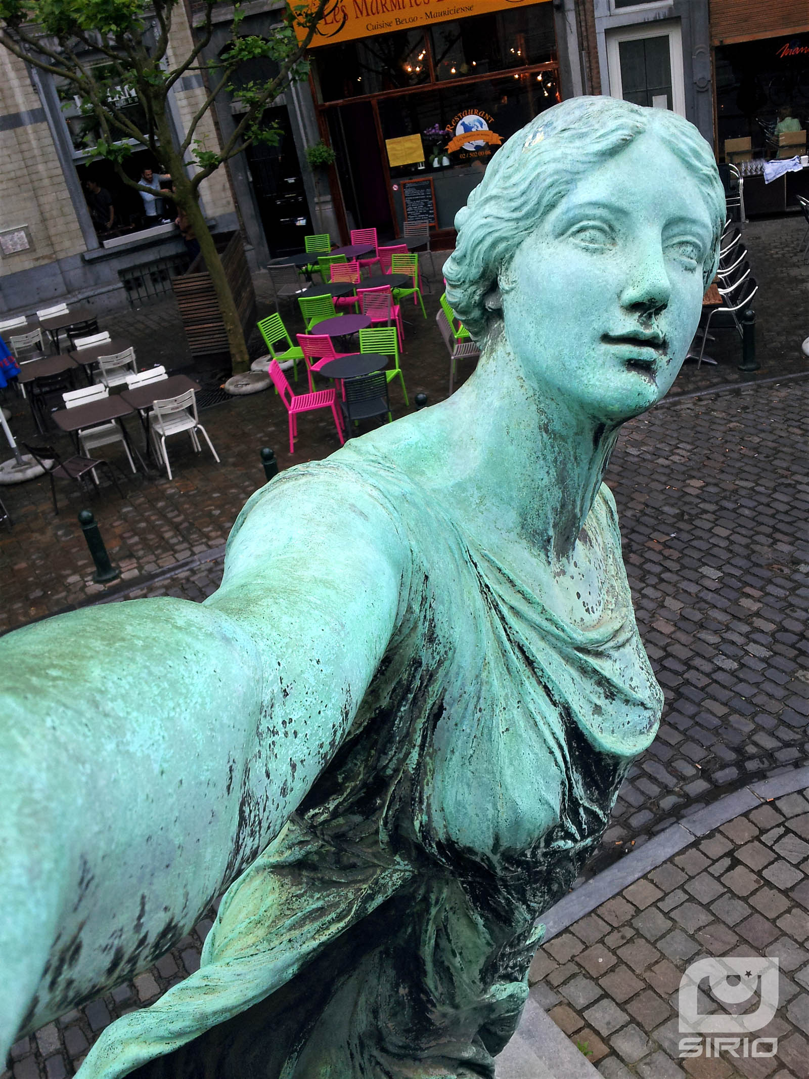 Statuary Selfie girl in front of a pub